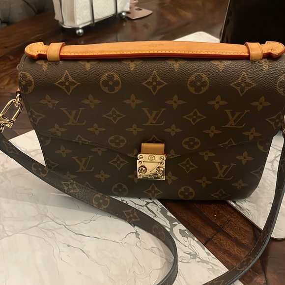 Leather crossbody bag . 10  by 7 . - Picture 2 of 5